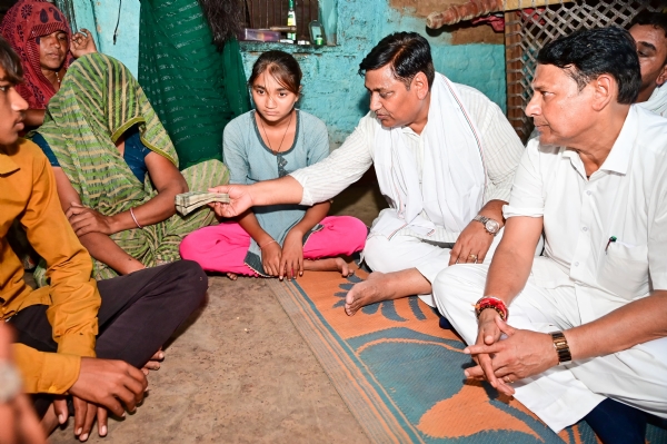 कांग्रेस प्रदेशाध्यक्ष गोविंद सिंह डोटासरा ने परिजनों और बच्‍चों से की मुलाकात