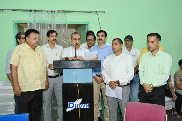 बैडमिंटन प्रतियोगिता का उद्धघाटन करते अशोक गर्ग।