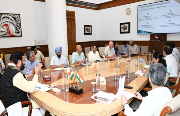 हरियाणा के मुख्यमंत्री नायब सैनी स्वास्थ्य विभाग के अधिकारियाें की बैठक लेते हुए