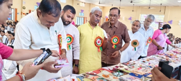 मुख्य अतिथि शेष धर   द्विवेदी