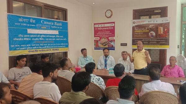 विक्रम कारपेट सभागार में बुनकरों के सम्मान बोलते सीईओ ऋषभ जैन।