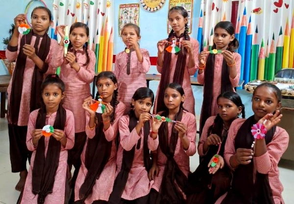 कानपुर में बेसिक शिक्षा परिषद के विद्यालयों के छात्राओं ने बनाई गई राखियां दिखाते हुए का छायाचित्र
