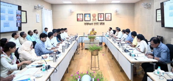 राजभवन में बैठक करती राज्यपाल आनंदीबेन पटेल