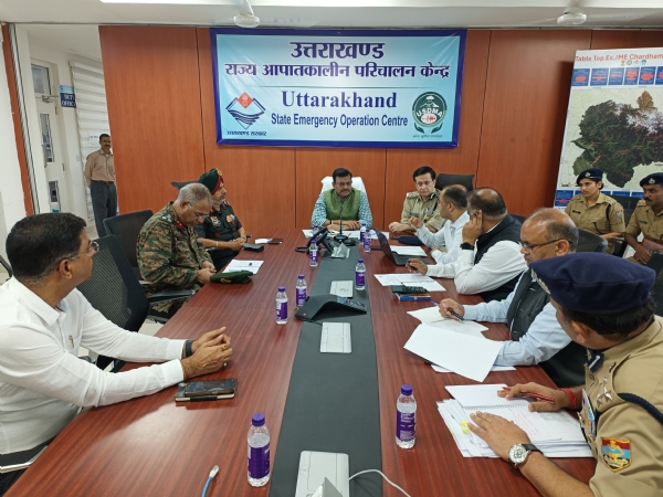 राज्य आपदा परिचालन केंद्र में बैठक लेते मुख्य सचिव।