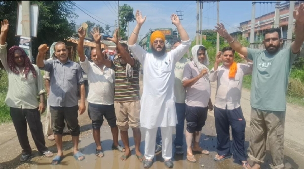 सडऋक की खसताहालत काे लेकर विराेध करते लाेग