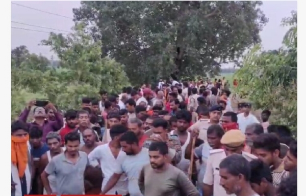 शव मिलने के बाद सड़क जाम करते परिजन