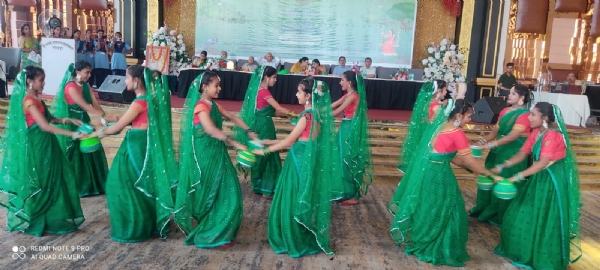 कजरी गीतों पर झूमी छात्राएं, हुई मेहंदी प्रतियोगिता*