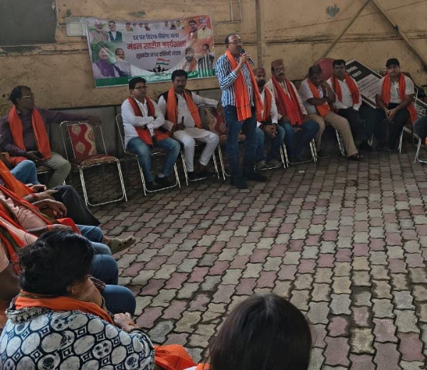 बैठक में बोलते दीनदयाल बरनवाल