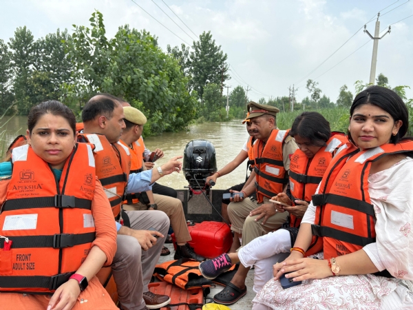 बाढ़ग्रस्त इलाकों में निरीक्षण करते हुए डीएम जसजीत कौर