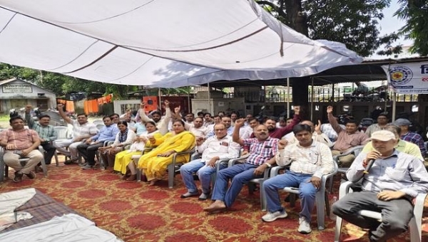 धरने पर बैठे जूनियर इंजीनियर