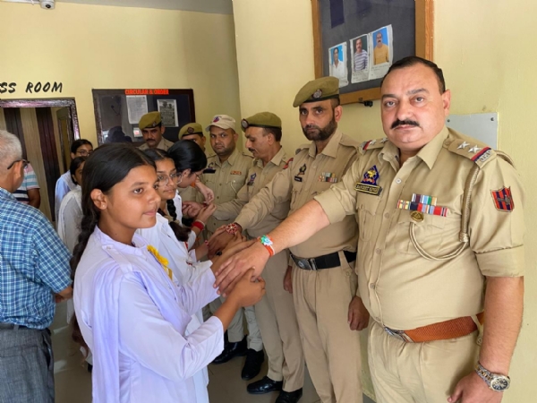 पलांवाला पुलिस सटेशन में पुलिसकरमियाें काे राखाी बांधती छातराएं््