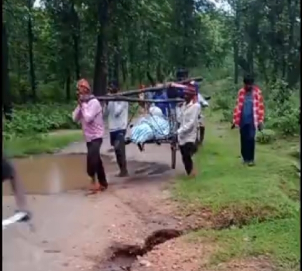 खटिया पर लादकर लाते ग्रामीण