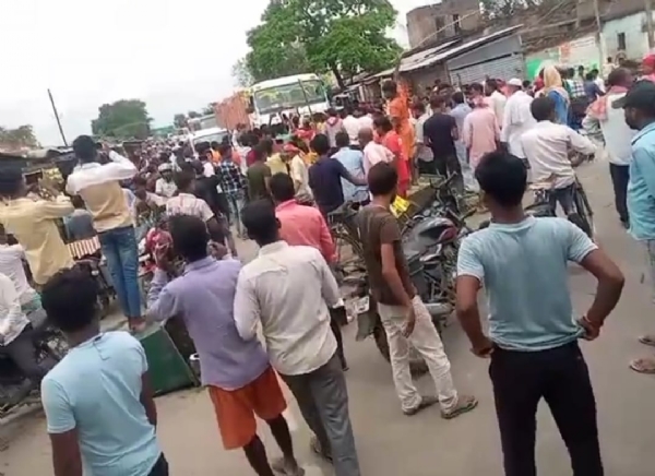 पश्चिम चंपारण में यूरिया की किल्लत से भड़के किसान, सड़क पर  लगाया जाम।