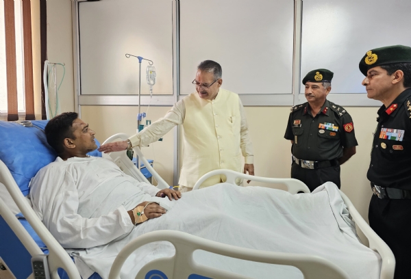 सैनिक कल्याण मंत्री गणेश जोशी  देहरादून स्थित आर्मी अस्पताल में   घायल जवानों का हालचाल लेते।