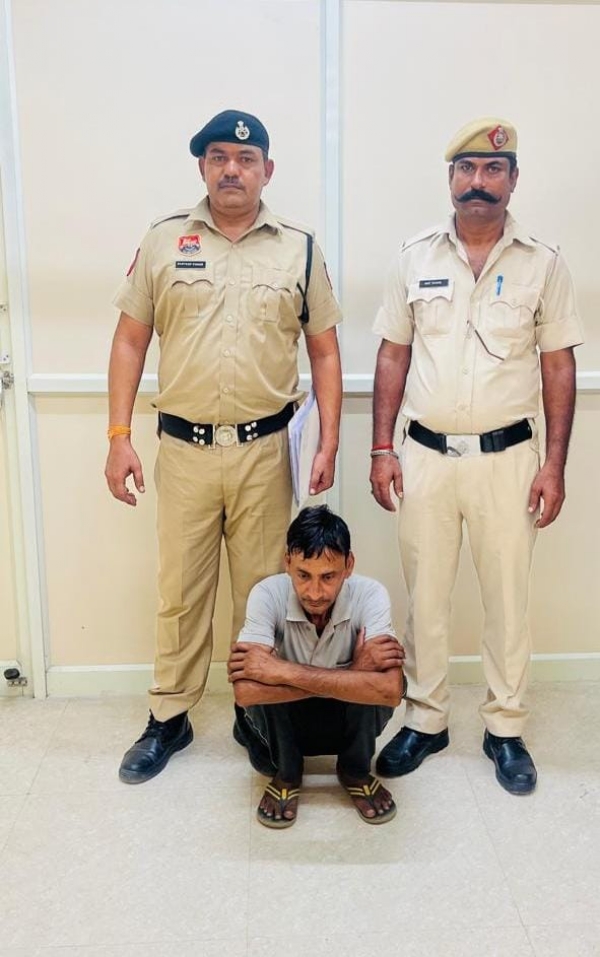 पुलिस हिरासत में अवैध शराब बेचने का आरोपी