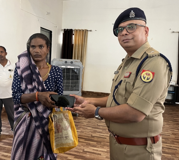 एसपी ट्रैफिक मोहम्मद अकमल खान से अपना मोबाइल लेते गुमशुदगी पीड़ित लोग