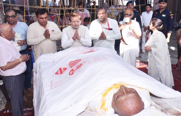 सोनीपत: जैन संत गच्छाधिपति सेठ प्रकाश चंद को अंतिम श्रद्धांजलि देते हुए मंत्री डा. अरविंद्र शर्मा