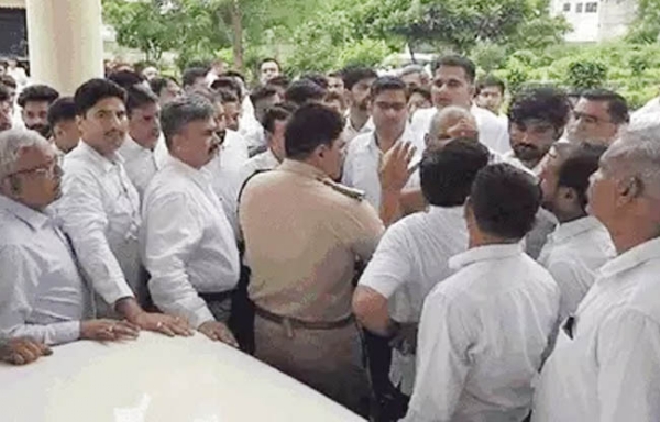 सोनीपत:  एसीपी राहुल देव वकीलों से बात करते हुए