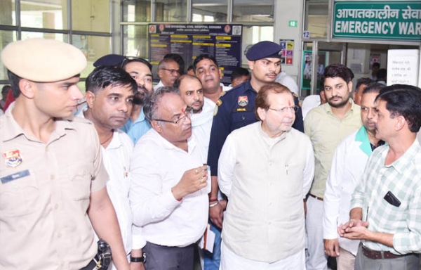 सोनीपत: नागरिक अस्पताल का औचक निरीक्षण के दौरान जानकारी लेते हुए मंत्री डा. अरविंद्र शर्मा