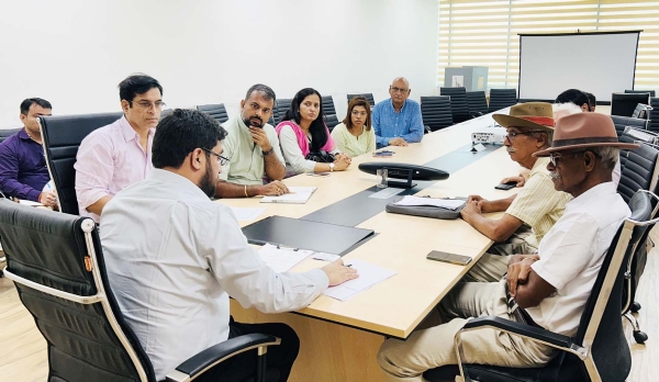 मानेसर नगर निगम में आरडब्ल्यूए प्रतिनिधियों के साथ बैठक करते आयुक्त आयुष सिन्हा।