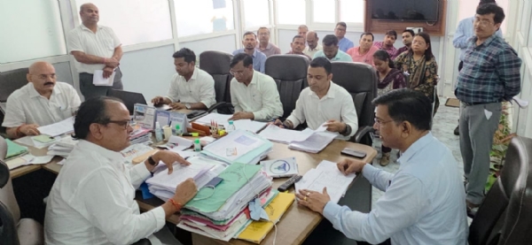 बैठक में मंत्री समेत अन्य