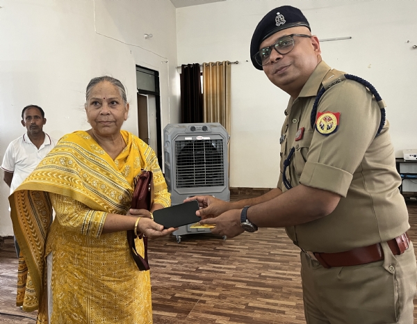 एसपी ट्रैफिक मोहम्मद अकमल खान से अपना मोबाइल लेते गुमशुदगी पीड़ित लोग