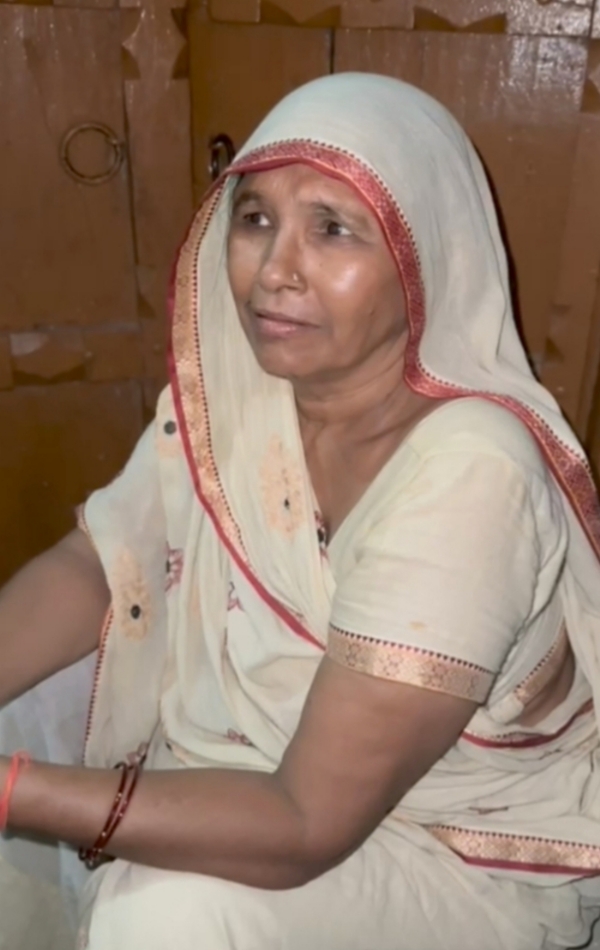 फोटो - घटना के बारे में जानकारी देती पड़ोसी महिला