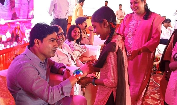 कानपुर में बिठूर में काकोरी ट्रेन एक्शन शताब्दी समारोह के अवसर पर परिषदीय विद्यालयों की बालिकाओं ने विधायक अभिजीत सिंह सांगा को बांध राखी का छायाचित्र