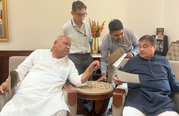रिंग रोड पर अंडरपास निर्माण और सड़क चौड़ीकरण की मांग, पूर्व सांसद ने गडकरी को सौंपा पत्र