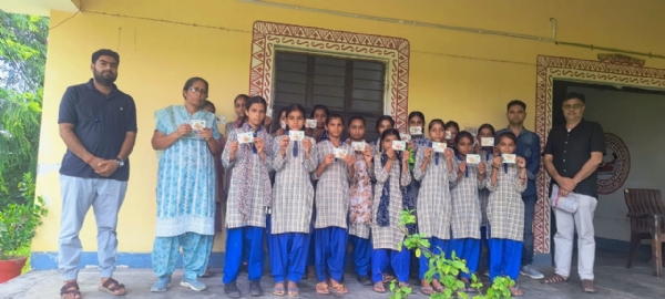बीजे राखी प्राप्त करती बच्चियों