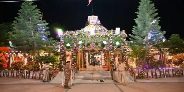 पुनाैरा धाम का मुखय गेट सजधज कर तैयार
