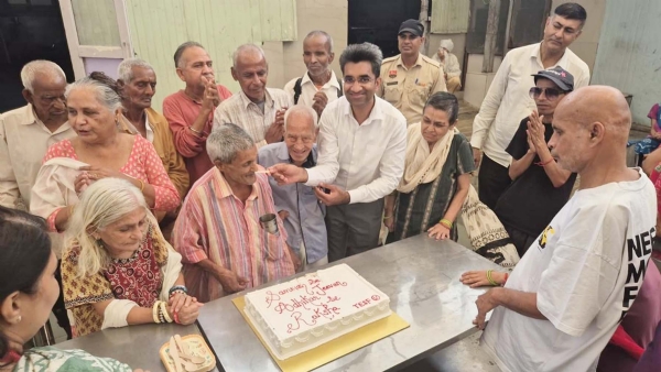 गुरुग्राम के बंधवाड़ी स्थित अर्थ सेवियर्स फाउंडेशन में वरिष्ठ नागरिक सम्मान समारोह में बुजुर्गों के साथ केक काटते डीएलएसए सचिव रजत वर्मा।