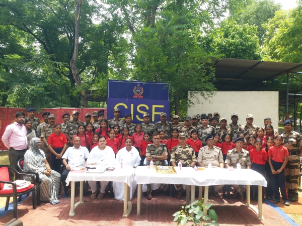 सीआईएसएफ के अधिकारियों-जवानों ने स्कूली छात्राओं से रक्षा सूत्र बंधवा कर दिया रक्षा का वचन
