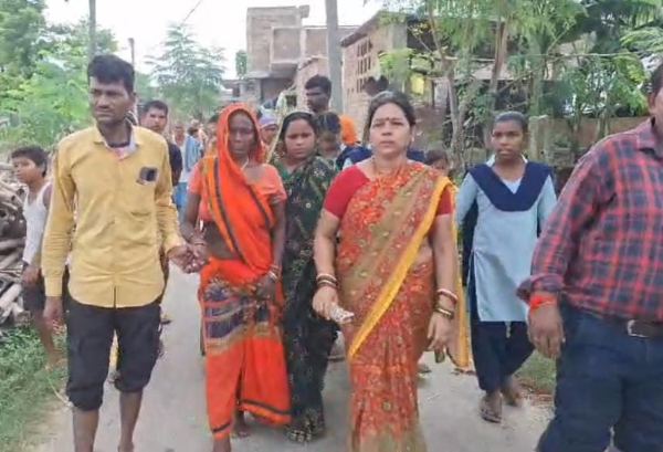 बचाई गई महिला के साथ लोग
