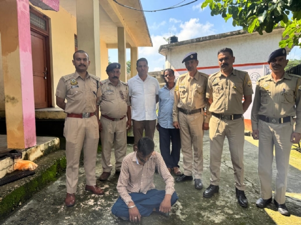 चरस के साथ पकड़ा गया आरोपी।