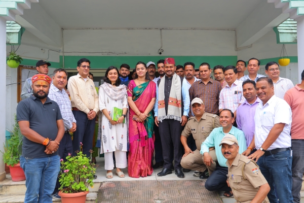 संयुक्त मजिस्ट्रेट दीपक रामचंद्र सेठ स्थानांतरण होने पर विदाई देते अधिकारी गण व कर्मचारी