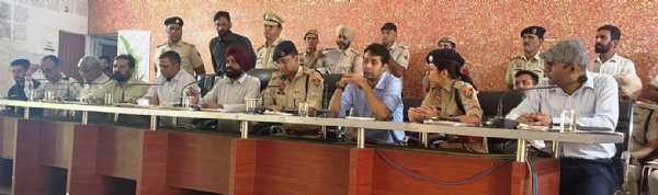 बैठक में शिकायतें सुनते चेयरमैन डा. रविंद्र बलियाला।