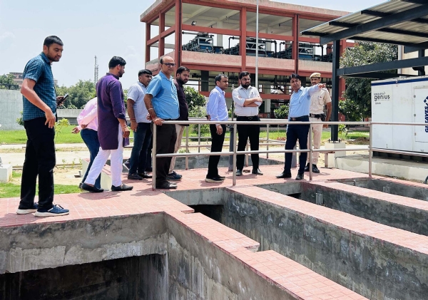 मानेसर नगर निगम के गांव कासन में गंदे पानी की निकासी को लेकर मुआयना करते निगमायुक्त।