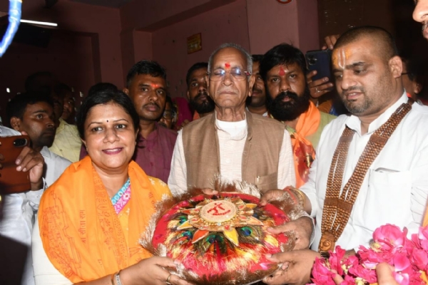 राखियों,उपहारों को श्रीराम जन्मभूमि तीर्थ क्षेत्र ट्रस्ट महासचिव चंपतराय