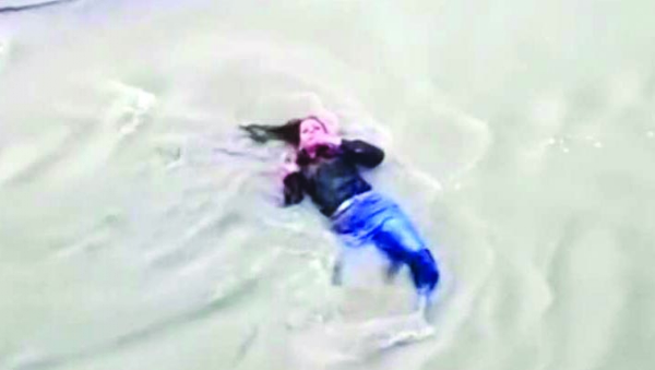 नदी में शूट करती युवती