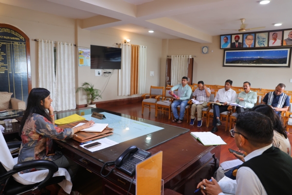 आपदा से विभागीय परिसंपत्तियों एवं जनहानि की क्षति के आकलन हेतु  संबंधित अधिकारियों की बैठक लेती डीएम