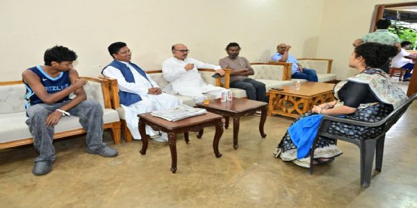 विधानसभा अध्यक्ष पहुंचे गांव नेमरा, दिवंगत शिबू सोरेन के परिजनों को दी सांत्वना