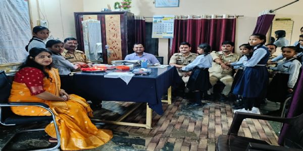 स्कूली बच्चियों से पुलिस कर्मियों ने बंधवाई राखी
