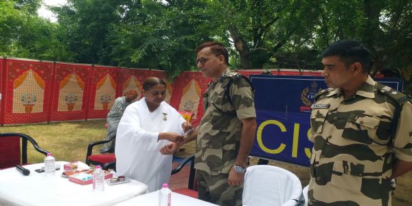 सीआईएसएफ के अधिकारियों-जवानों ने स्कूली छात्राओं से रक्षा सूत्र बंधवा कर दिया रक्षा का वचन