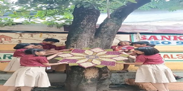 संकल्प स्कूल में वृक्षों को राखी बांधकर मनाया पर्व