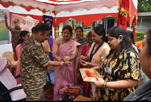 चाईबासा में महिलाओं ने CRPF जवानों को राखी बांधकर मनाया रक्षाबंधन