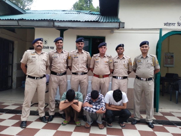 चिट्टे के साथ गिरफ्तार युवक पुलिस टीम के साथ।