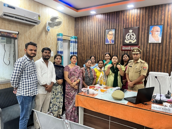 थाना कटघर एसएचओ संजय कुमार को राखी बांधती विश्व हिंदू परिषद मातृशक्ति व दुर्गा वाहिनी की पदाधिकारी।