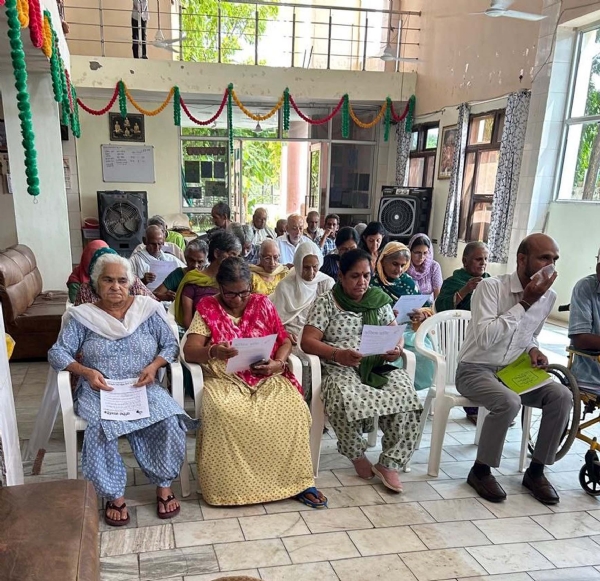 मोक्ष वृद्धाश्रम में आयोजित चाय पे चर्चा कार्यक्रम में उपस्थित पदाधिकारी व बुजुर्ग।