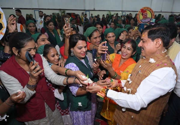 मुख्यमंत्री डॉ. मोहन यादव को रायसेन में रक्षाबंधन महोत्सव कार्यक्रम में महिलाओं ने बांधी राखी।